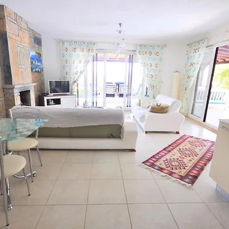 Sleeps 7 With Pool Air Con And Wifi Vila *