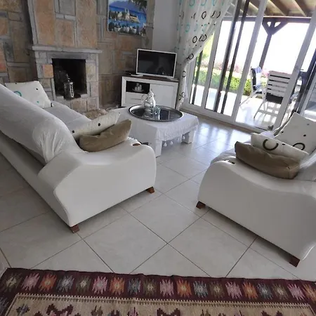Vila Sleeps 7 With Pool Air Con And Wifi *